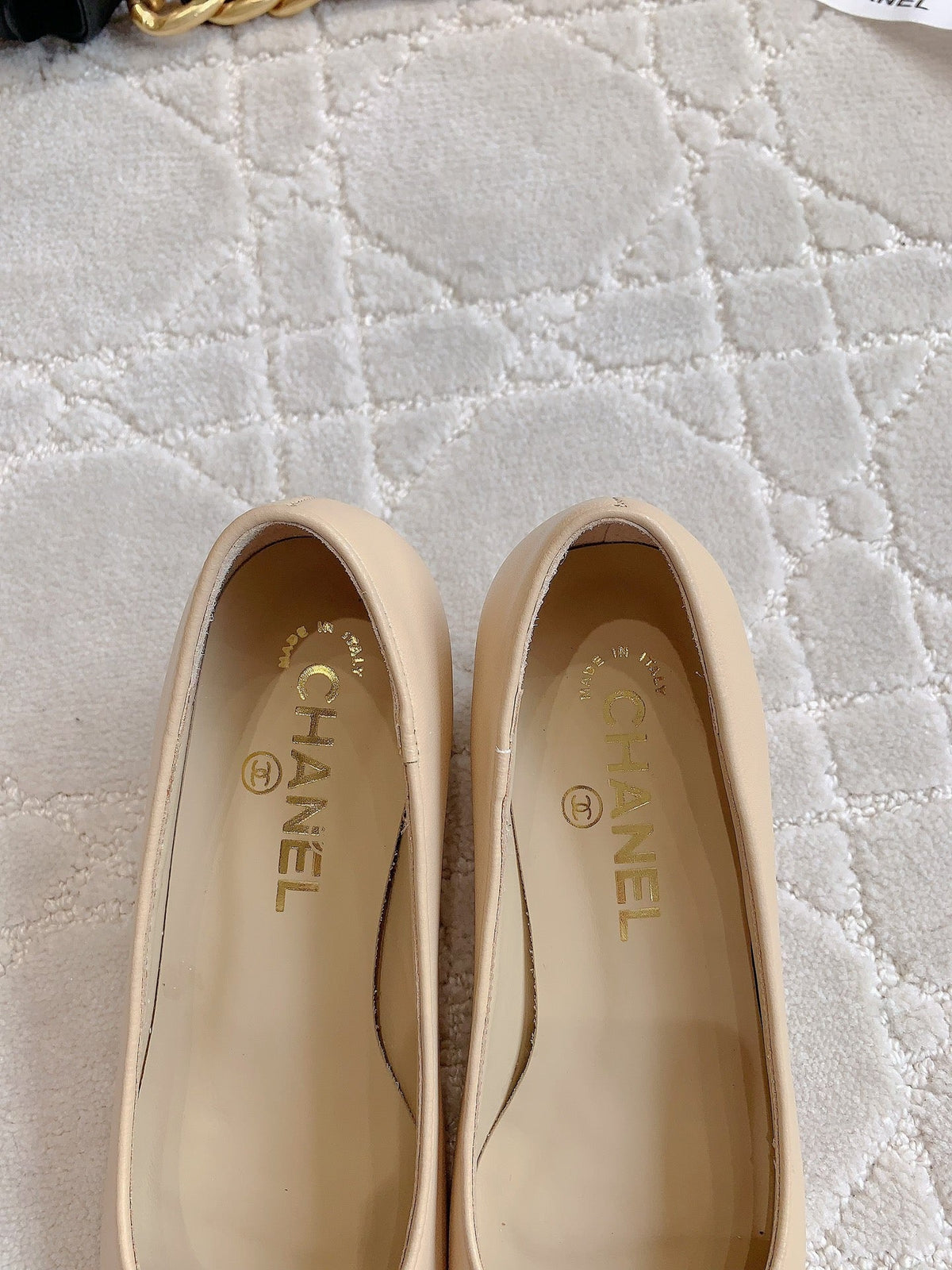 PUMP ROUNG TOE IN BEIGE CREAM MIX BLACK SHEEPSKIN