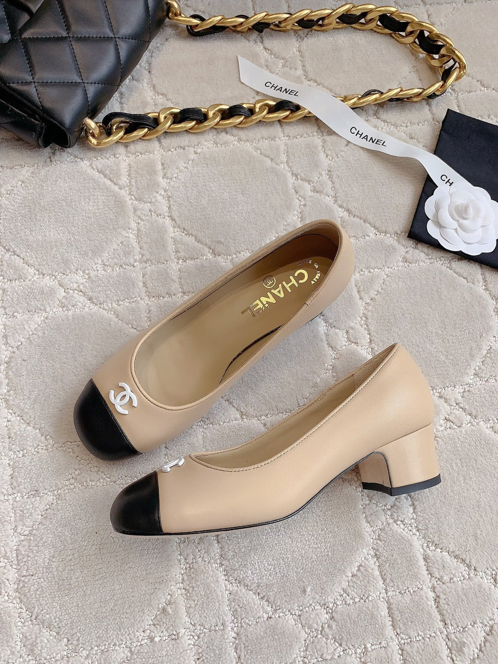 PUMP ROUNG TOE IN BEIGE CREAM MIX BLACK SHEEPSKIN