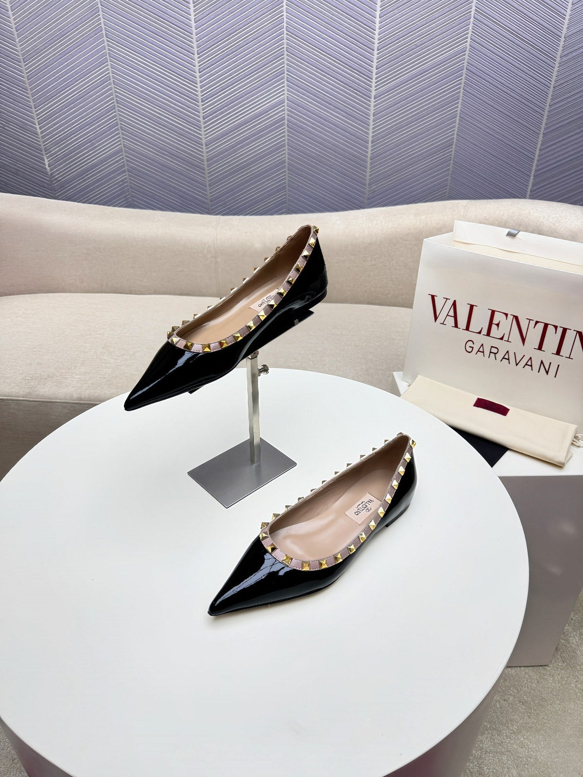 ROCKSTUD FLAT PUMP IN BLACK CALFSKIN