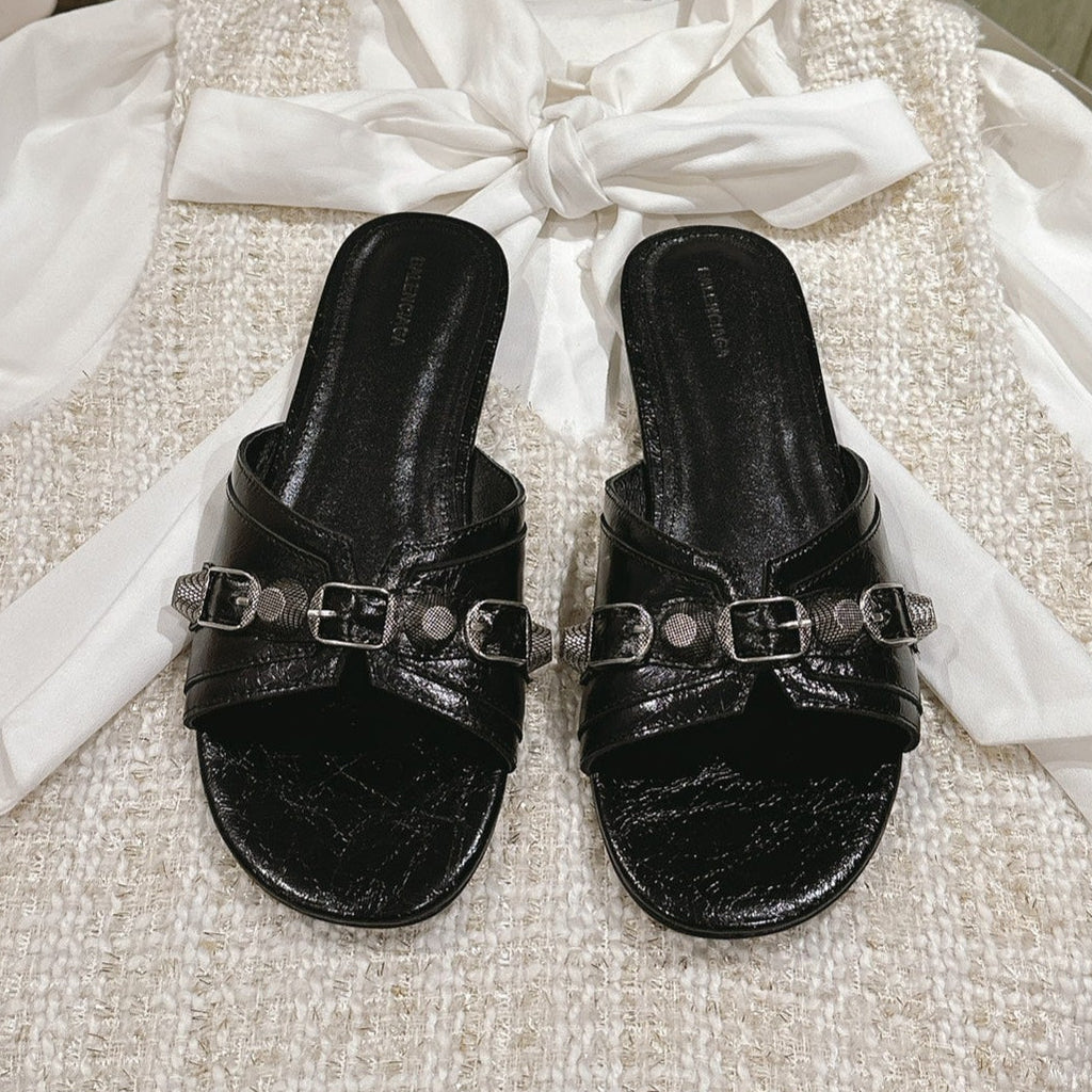 CAGOLE FLAT SANDALS IN BLACK WAX-OIL SHEEPSKIN