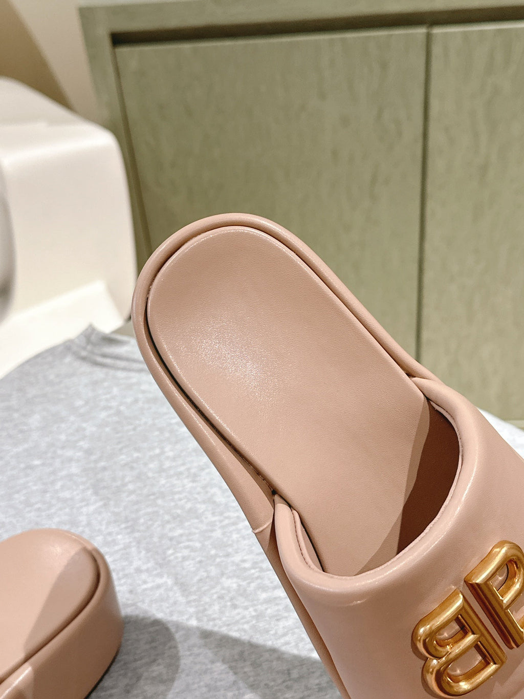 RISE SANDALS IN BEIGE SHINY LAMBSKIN GOLD BUCKLE