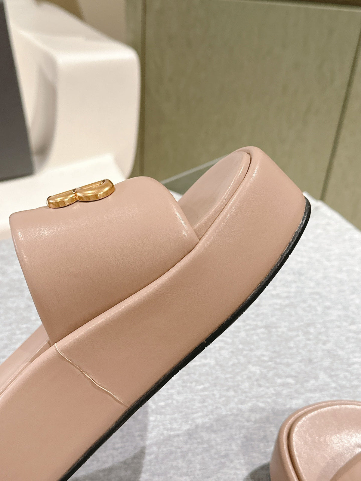 RISE SANDALS IN BEIGE SHINY LAMBSKIN GOLD BUCKLE
