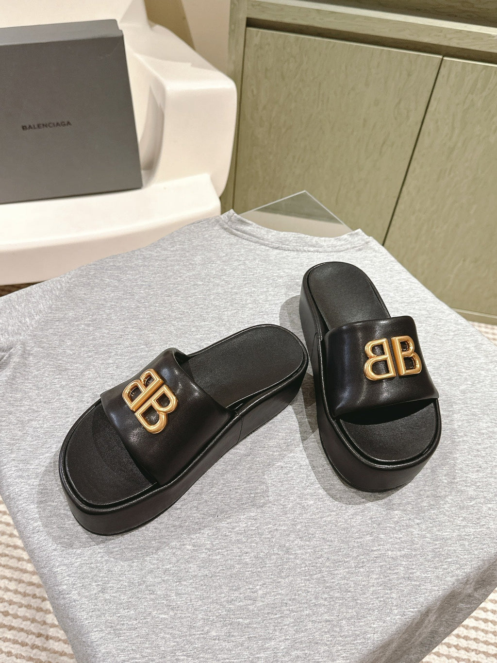 RISE SANDALS IN BLACK SHINY LAMBSKIN GOLD BUCKLE