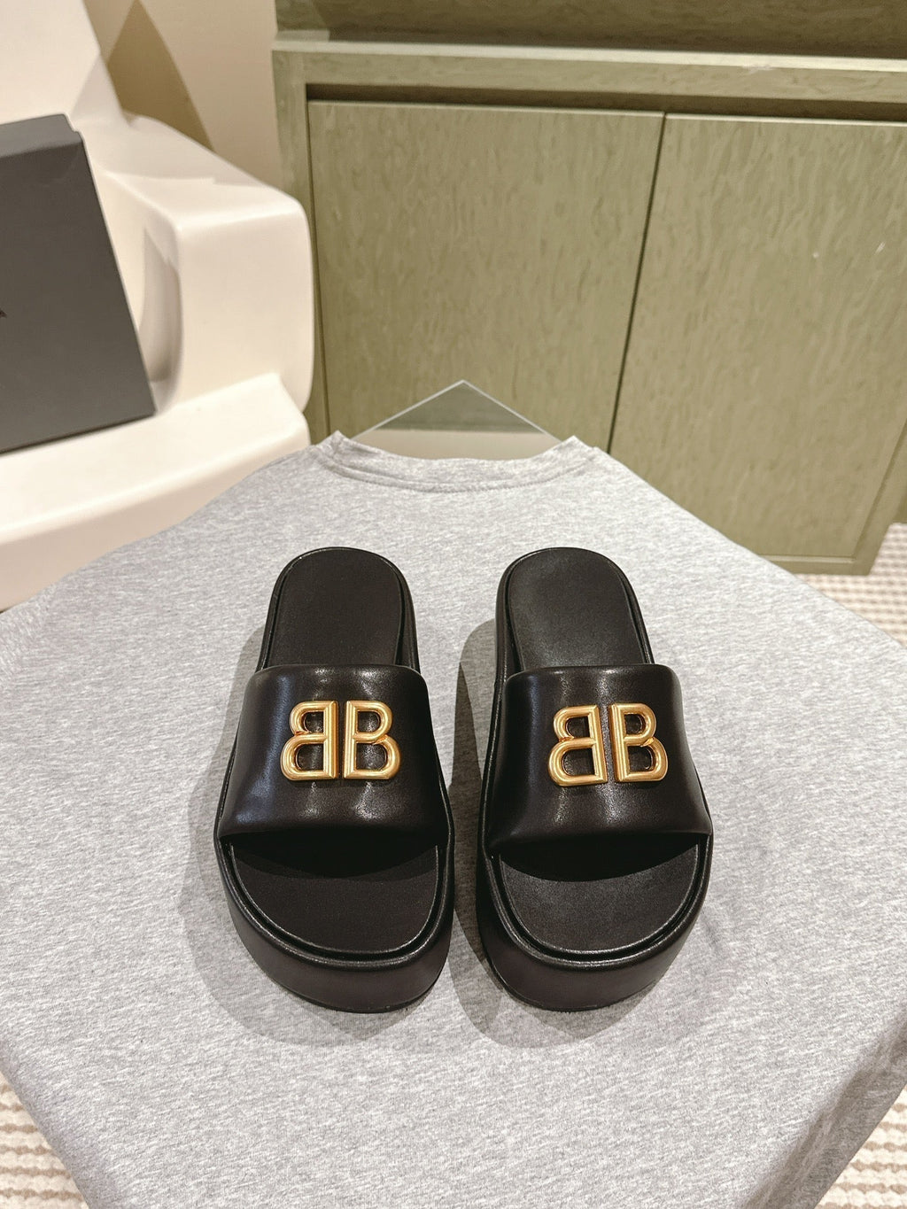 RISE SANDALS IN BLACK SHINY LAMBSKIN GOLD BUCKLE