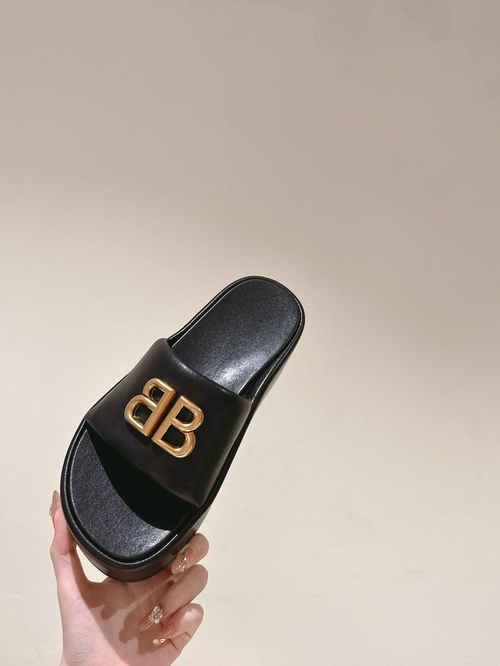 RISE SANDALS IN BLACK SHINY LAMBSKIN GOLD BUCKLE