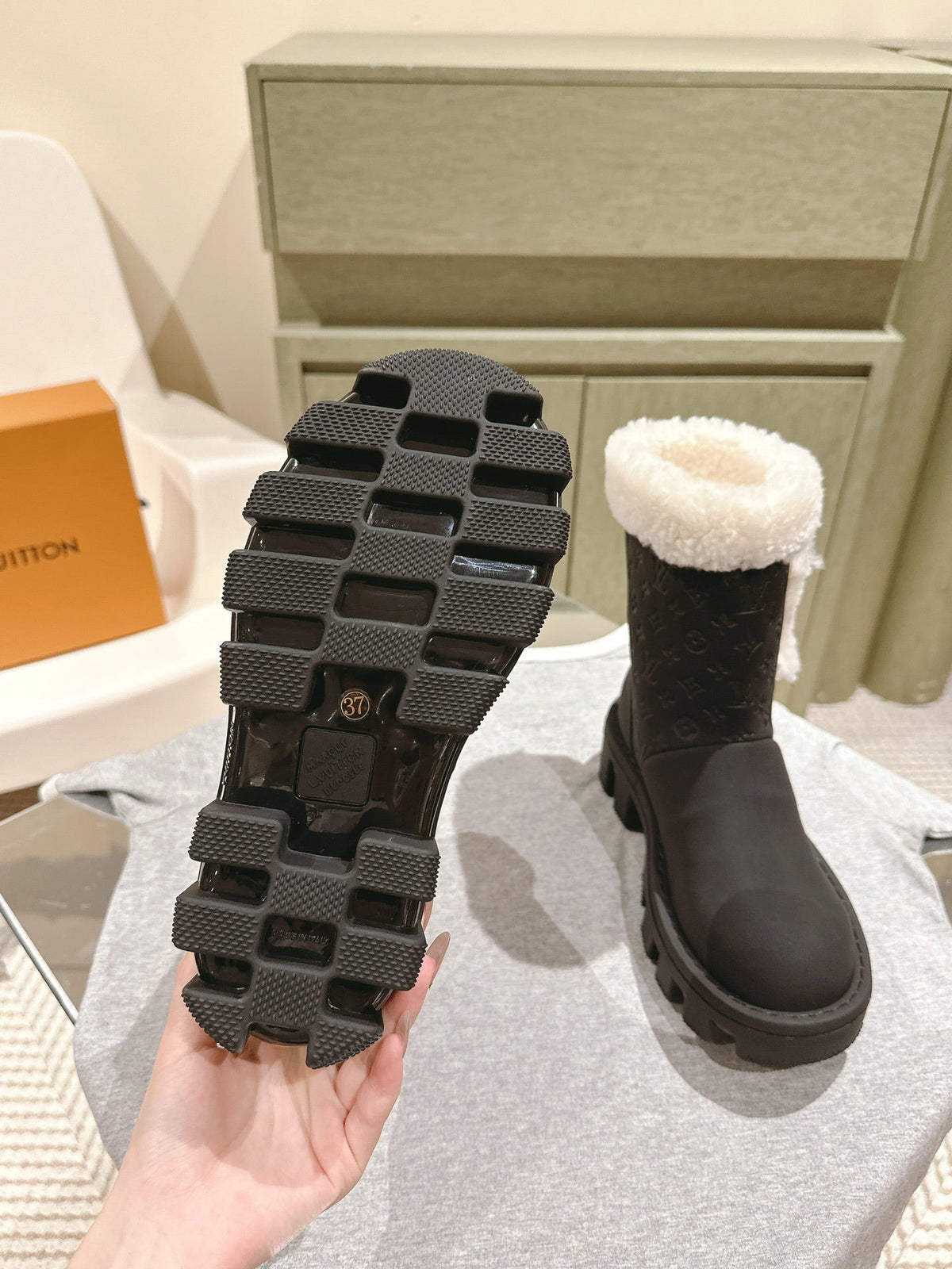 ANKLE BOOTS IN BLACK EMBOSSED CALFSKIN AND WHITE SHEARLING