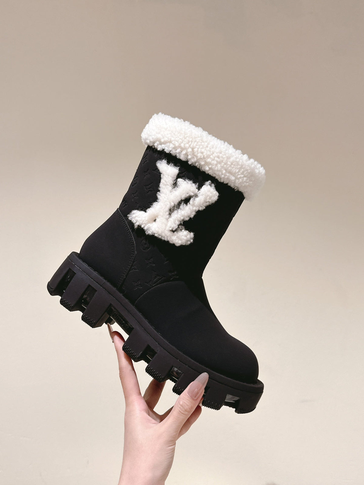 ANKLE BOOTS IN BLACK EMBOSSED CALFSKIN AND WHITE SHEARLING
