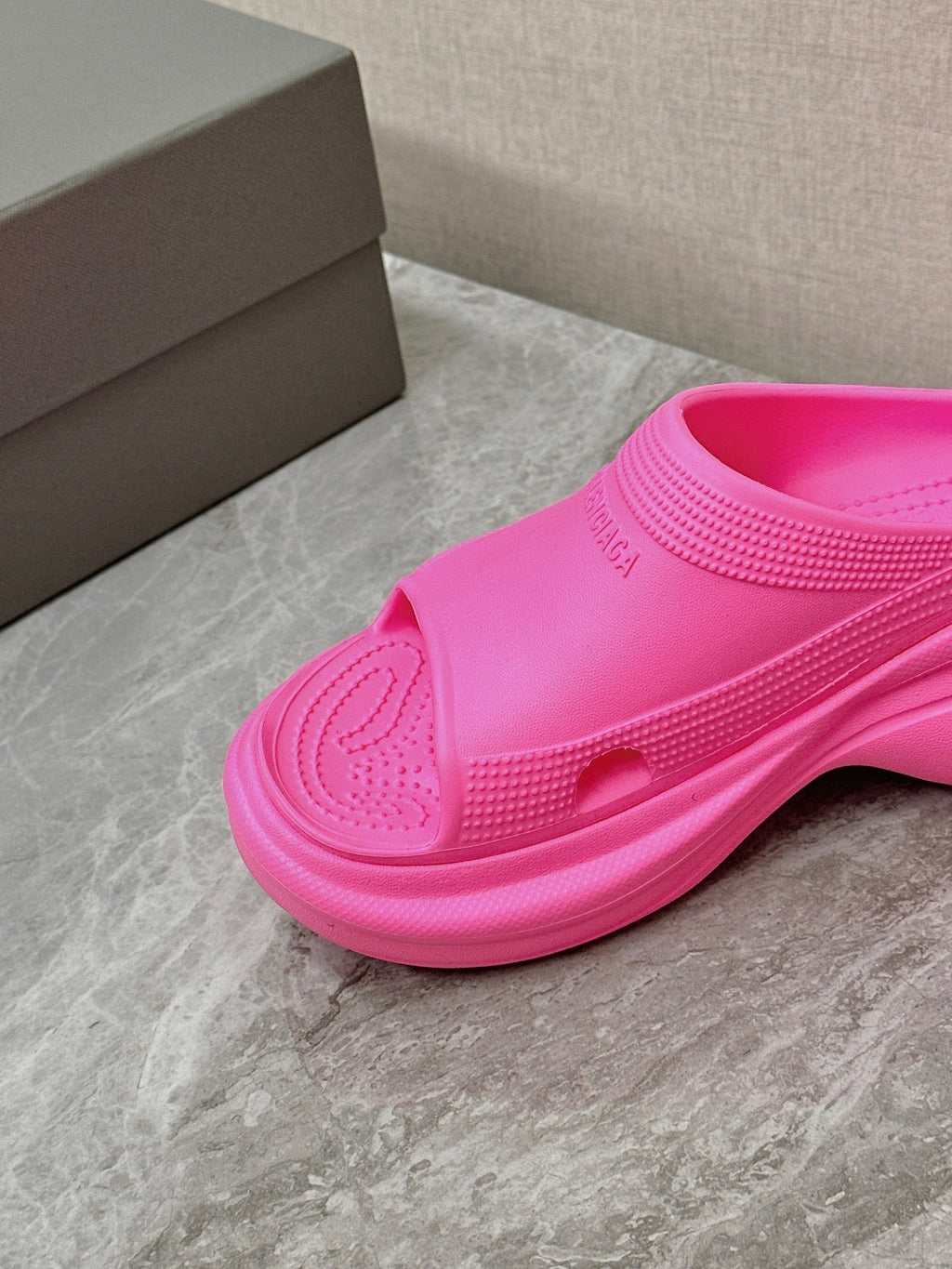 POOL CROCS SLIDE SANDAL IN BRIGHT PINK RUBBER