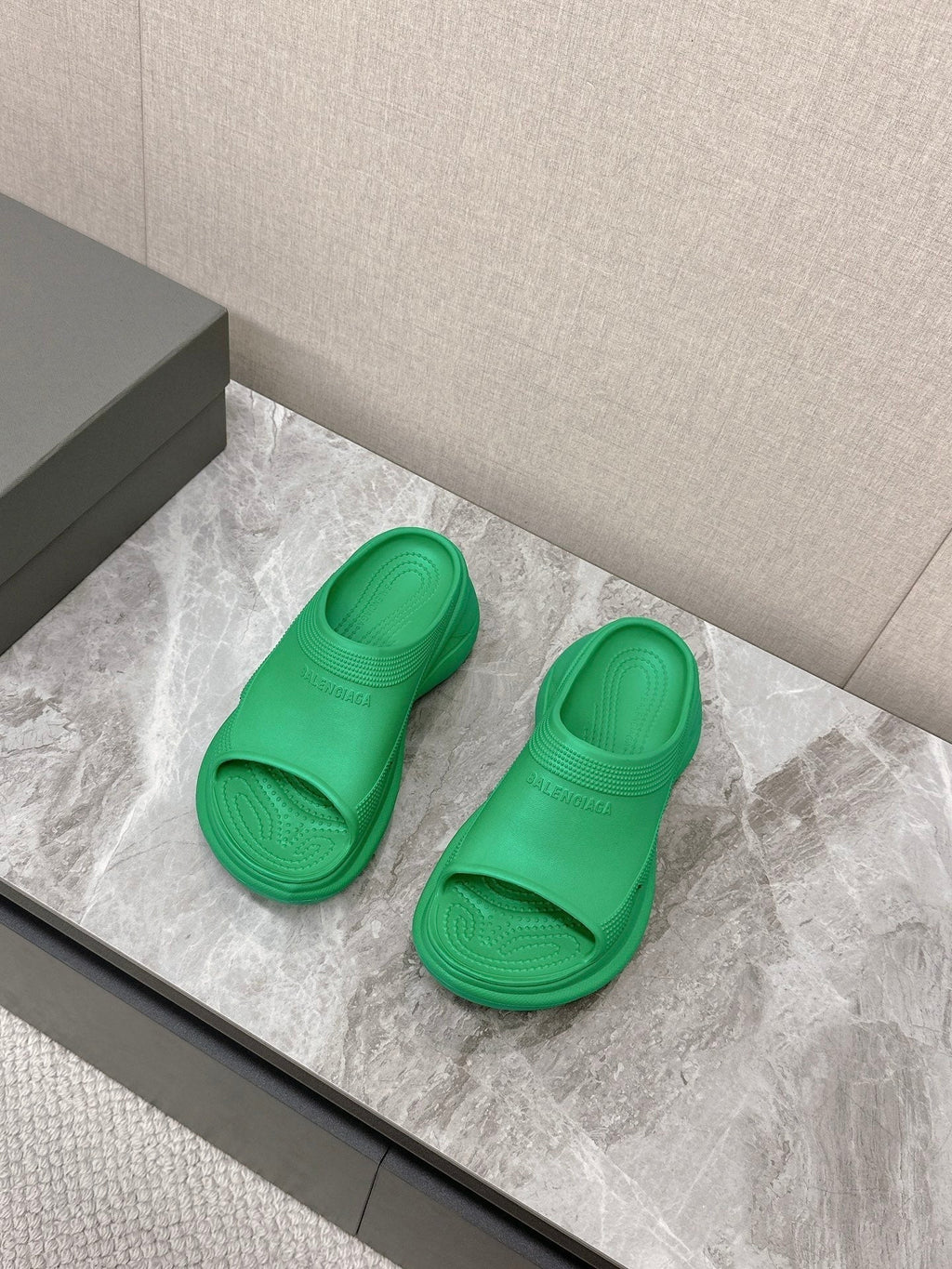 POOL CROCS SLIDE SANDAL IN GREEN RUBBER
