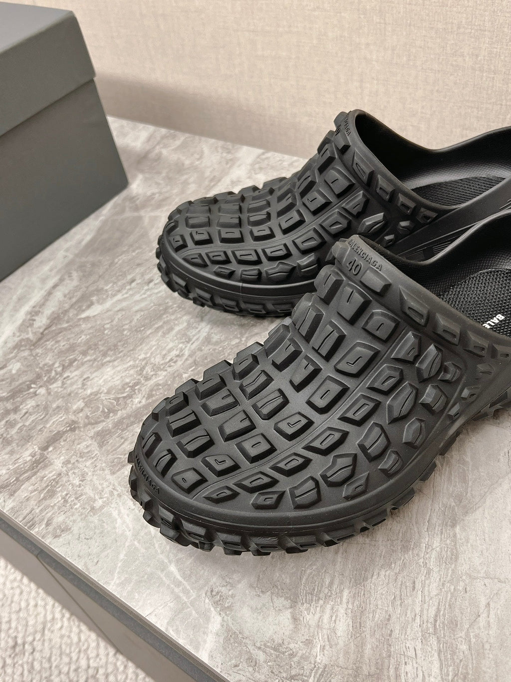 BOUNCER CLOG IN BLACK RUBBER