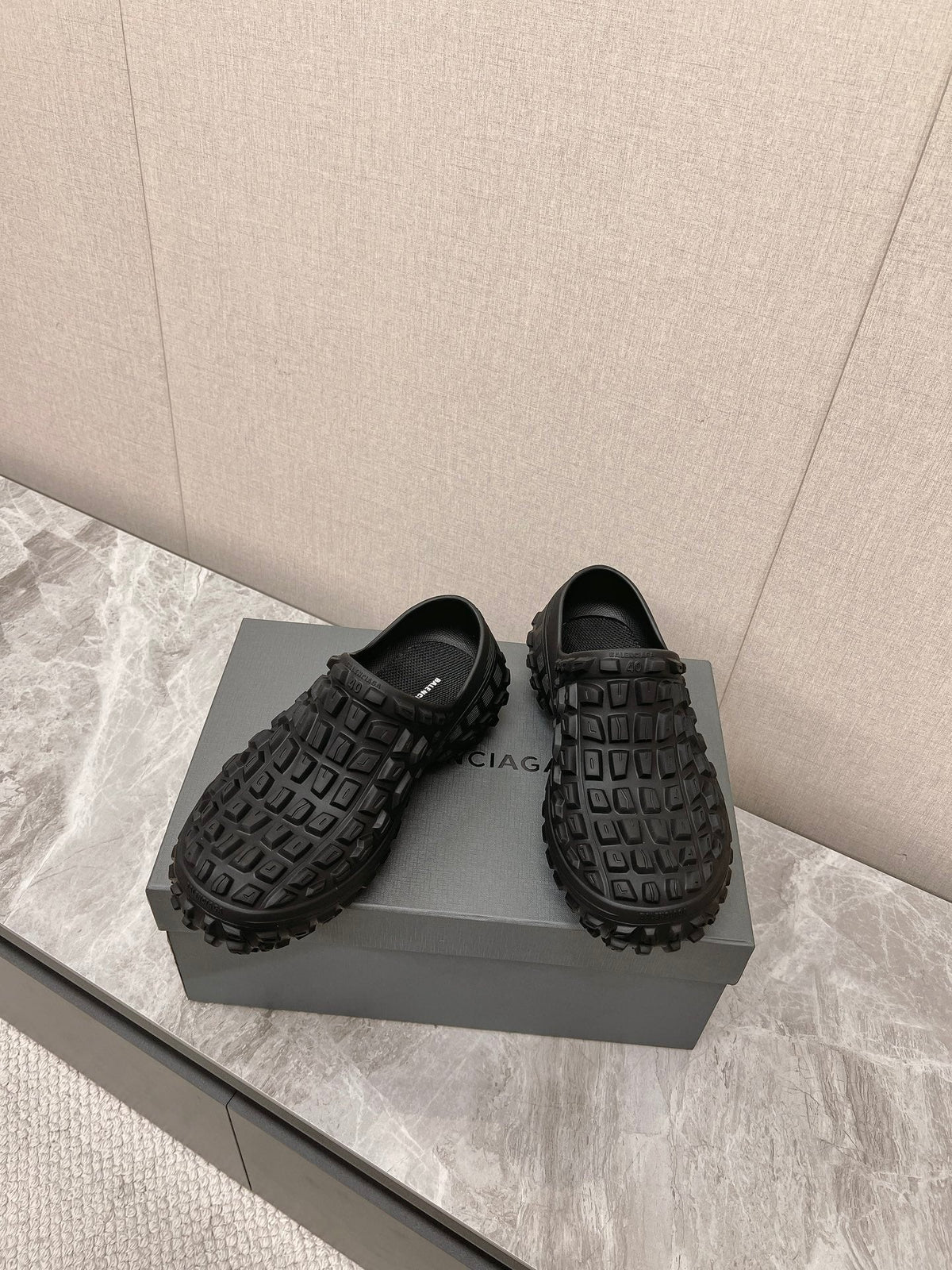 BOUNCER CLOG IN BLACK RUBBER