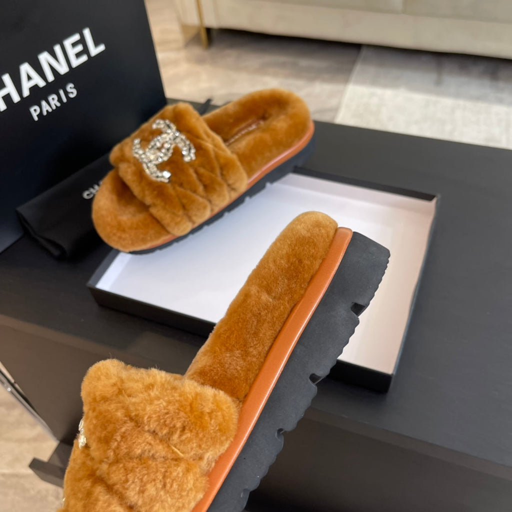 SLIPPERS IN SAFETY ORANGE FUR