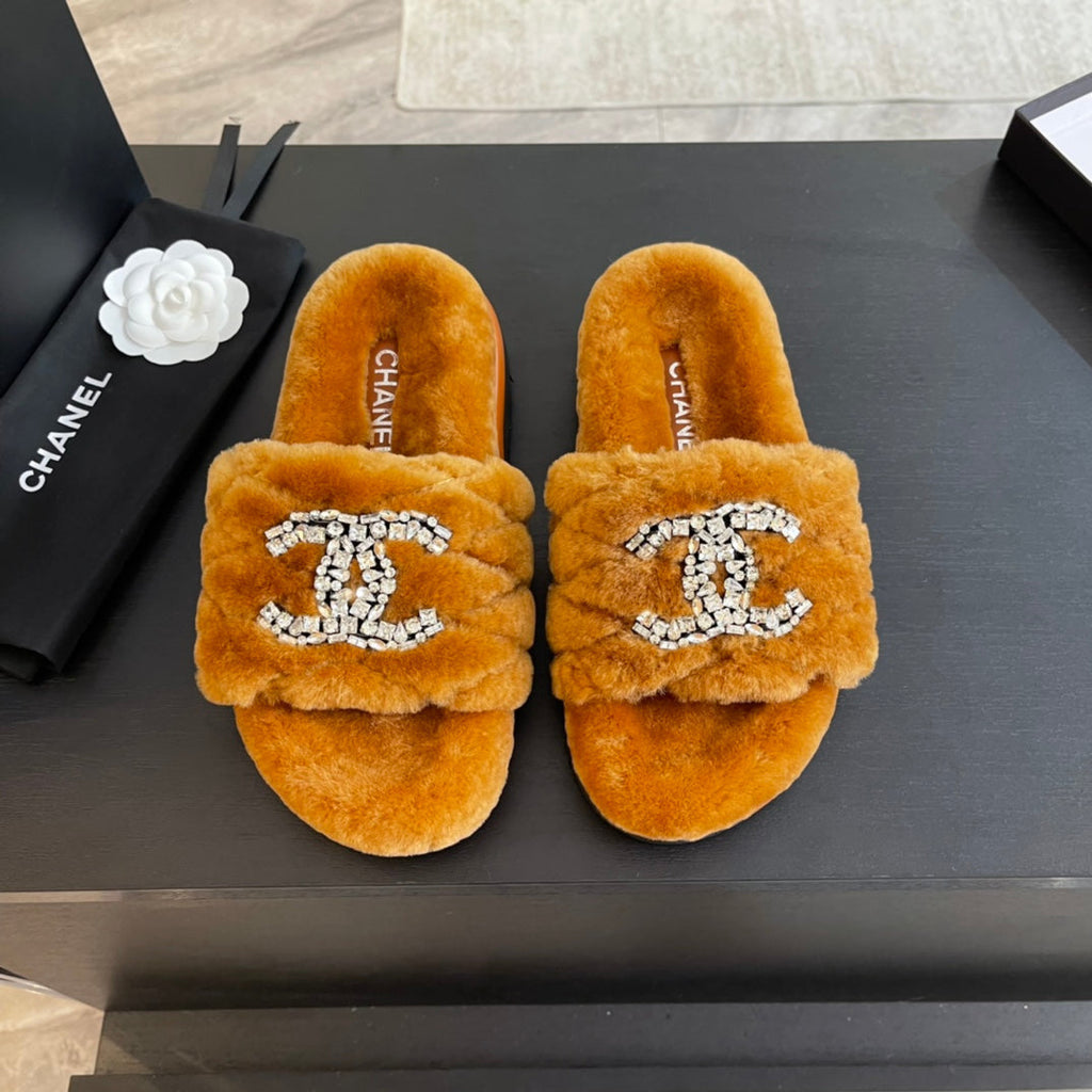 SLIPPERS IN SAFETY ORANGE FUR