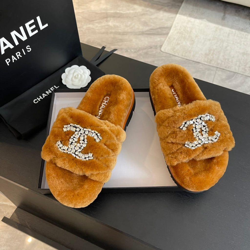 SLIPPERS IN SAFETY ORANGE FUR