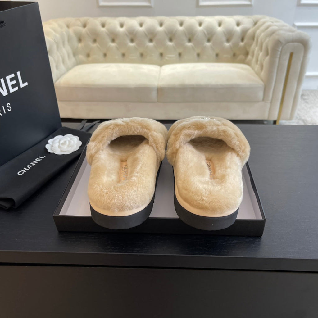 SLIPPERS IN BEIGE CREAM FUR