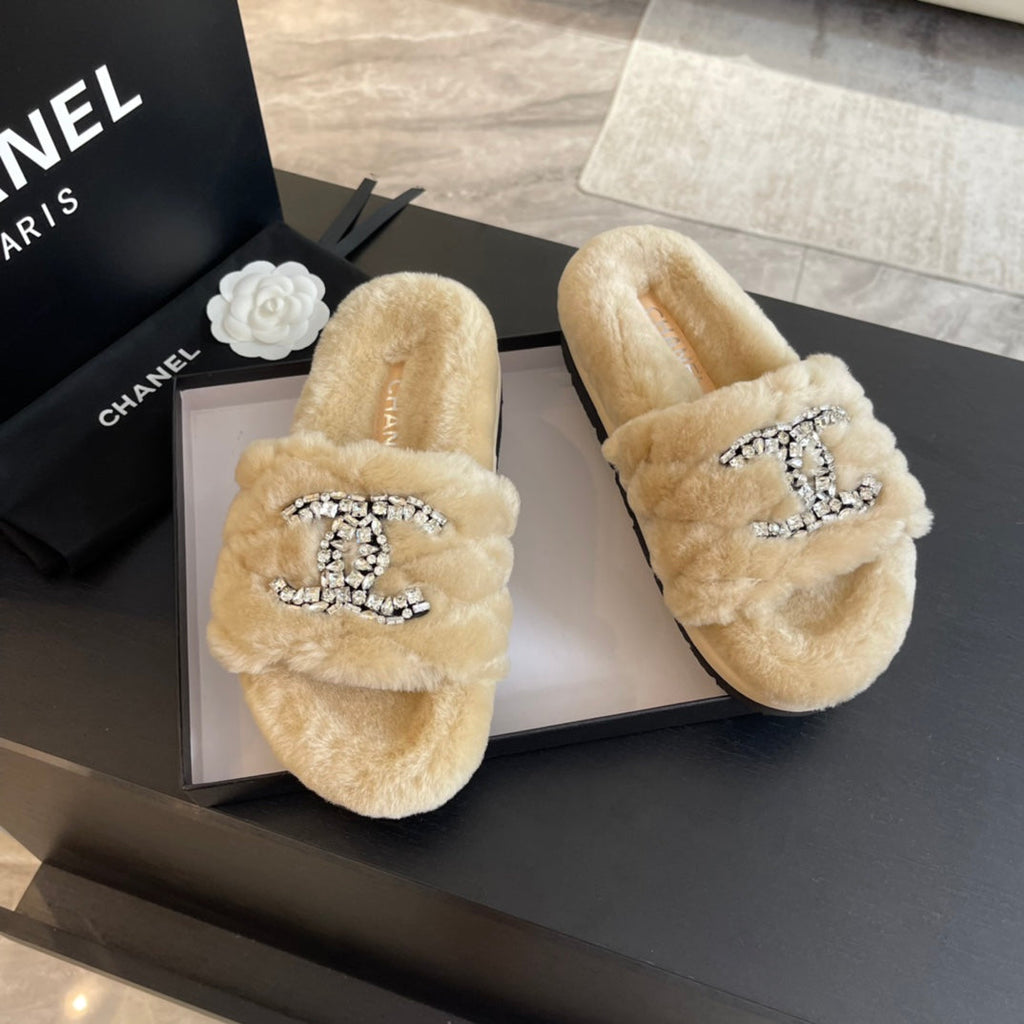 SLIPPERS IN BEIGE CREAM FUR