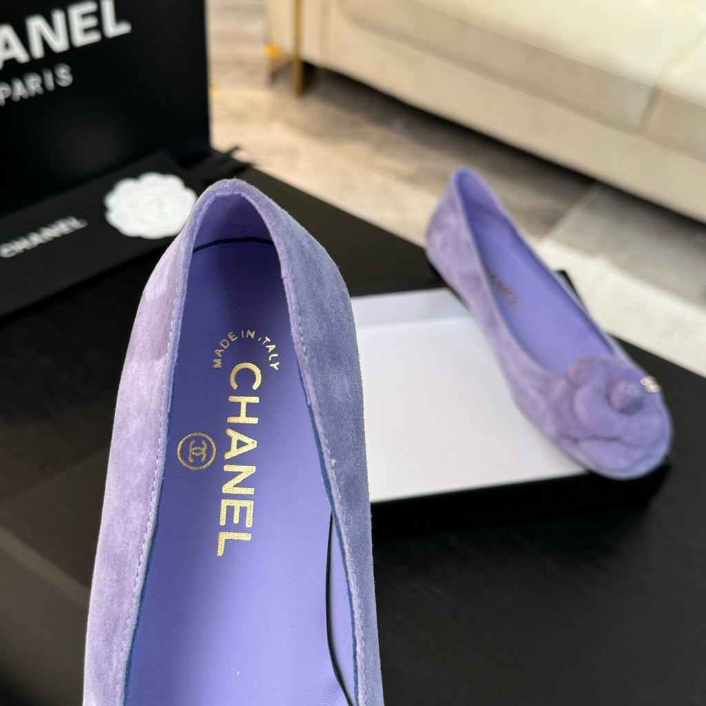 BALLET FLATS IN PASTEL PURPLE SUEDE WITH CAMELLIA