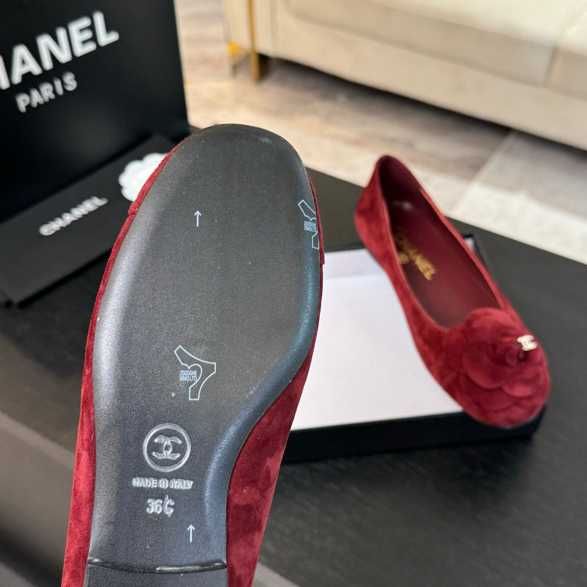 BALLET FLATS IN CLASSIC RED SUEDE WITH CAMELLIA