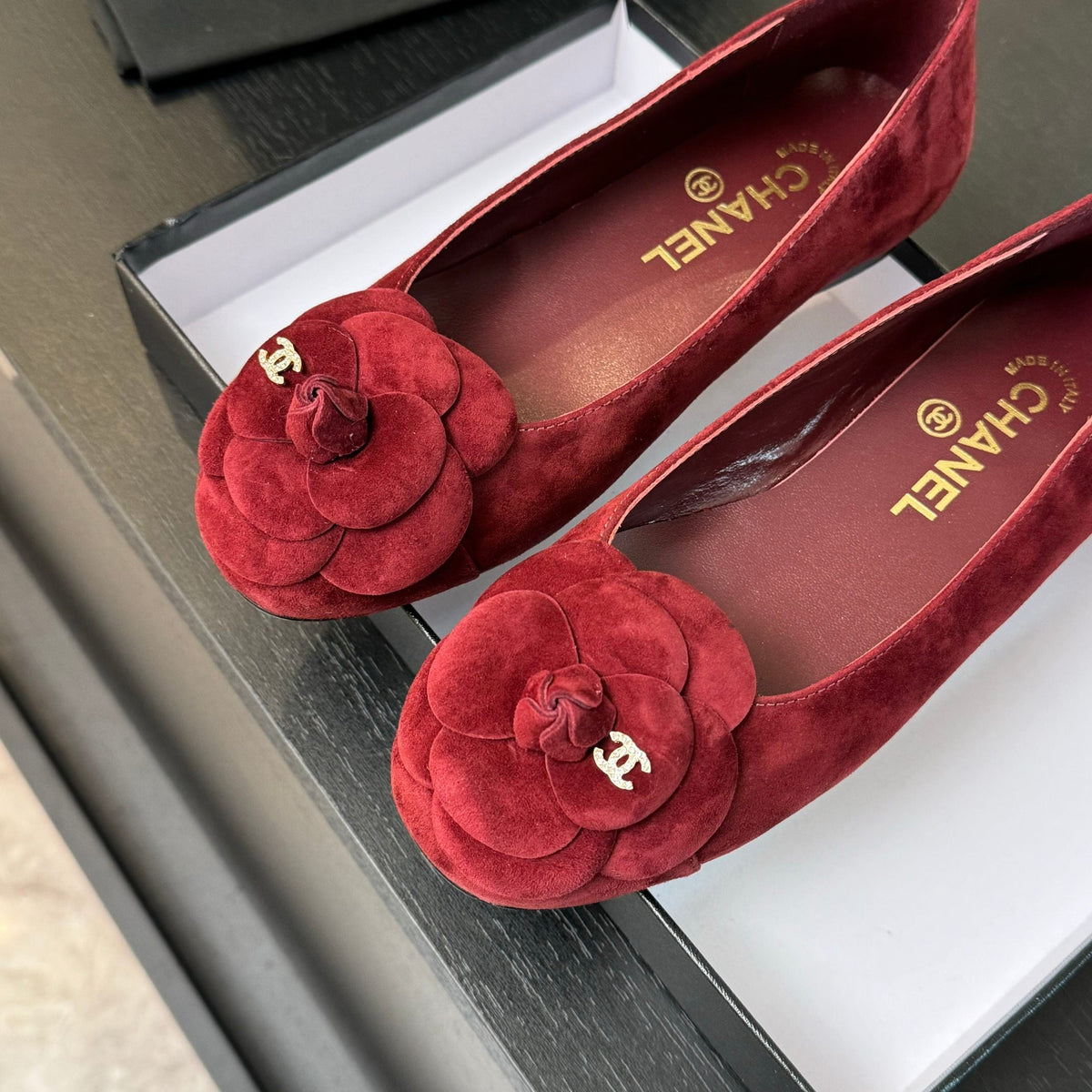 BALLET FLATS IN CLASSIC RED SUEDE WITH CAMELLIA