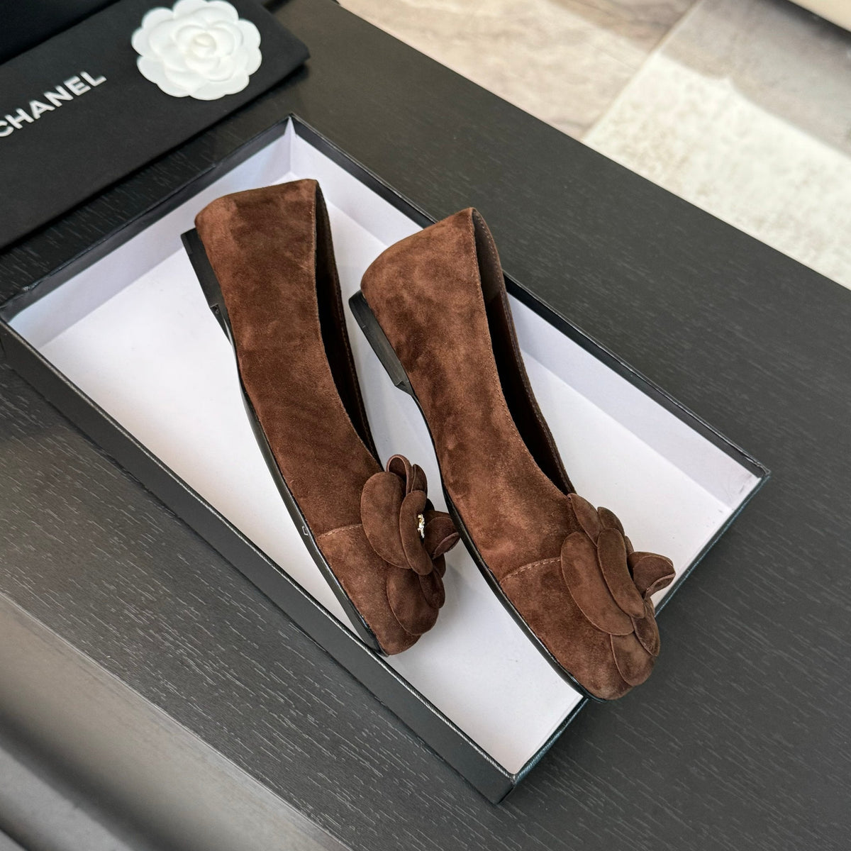 BALLET FLATS IN CHOCOLATE BROWN SUEDE WITH CAMELLIA