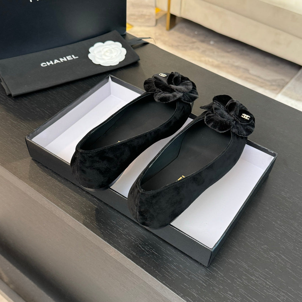 BALLET FLATS IN BLACK SUEDE WITH CAMELLIA