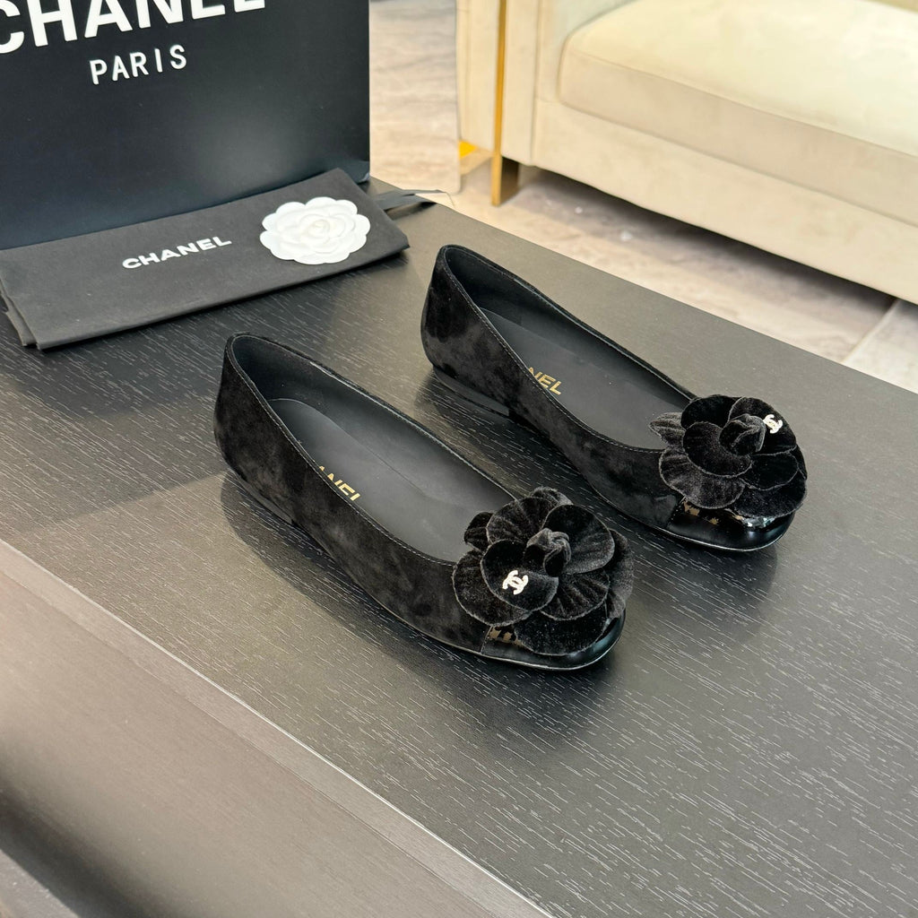 BALLET FLATS IN BLACK SUEDE WITH CAMELLIA