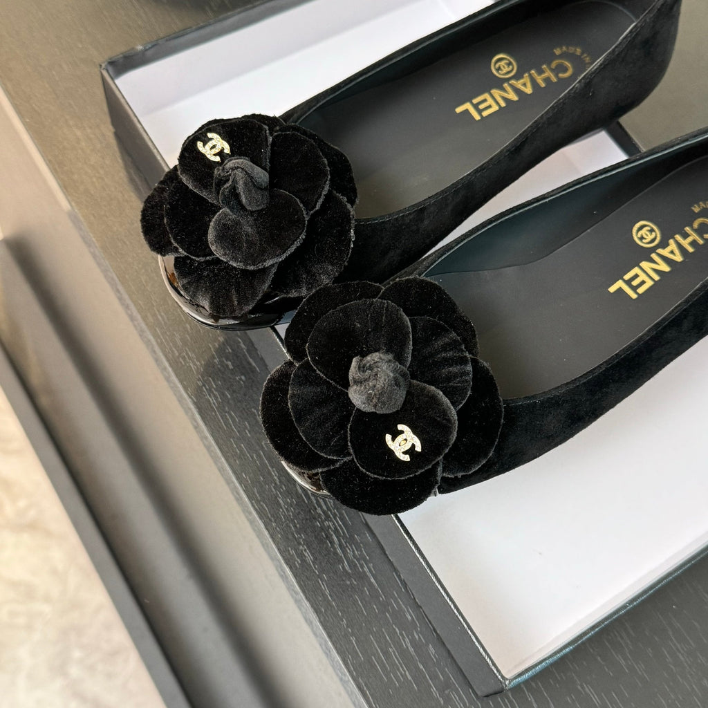 BALLET FLATS IN BLACK SUEDE WITH CAMELLIA