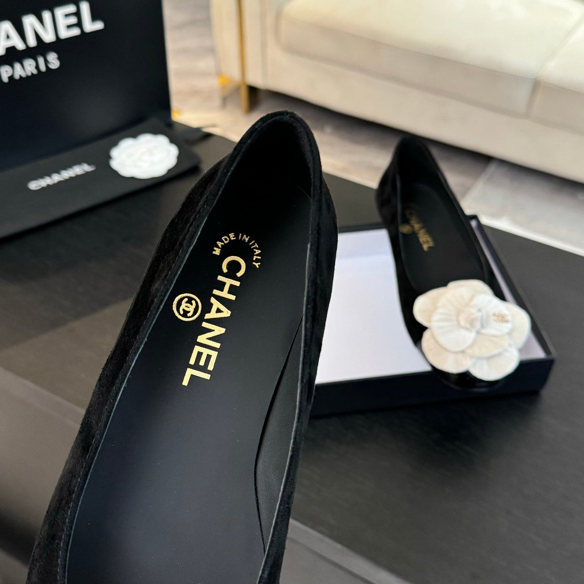 BALLET FLATS IN BLACK SUEDE WITH WHITE CAMELLIA