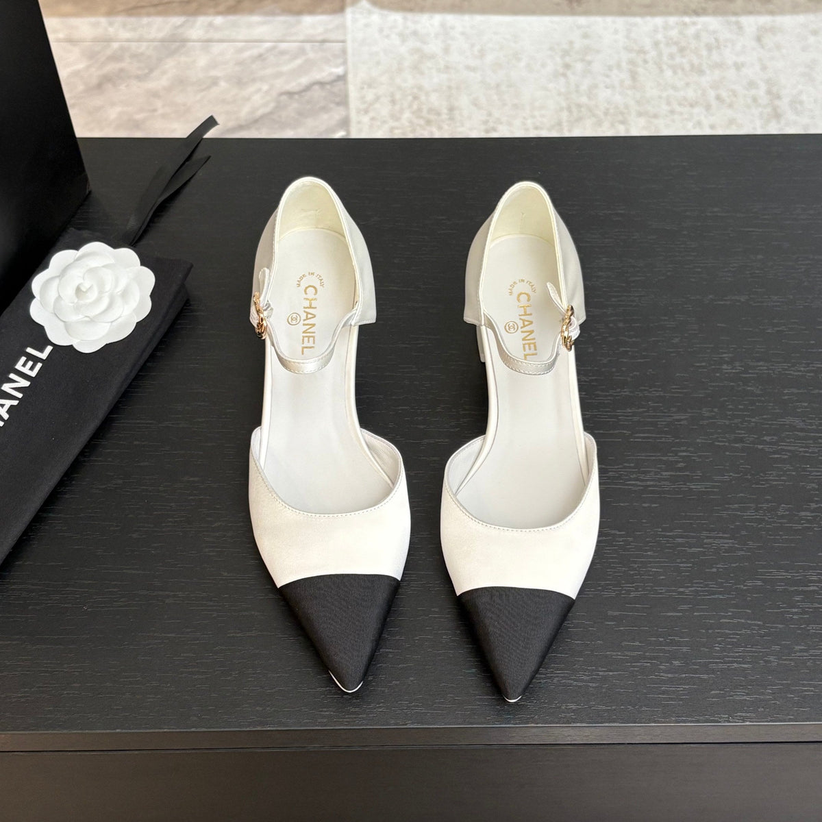 BLOCK HEEL SLINGBACKS IN WHITE MIX BLACK SILK FABRIC