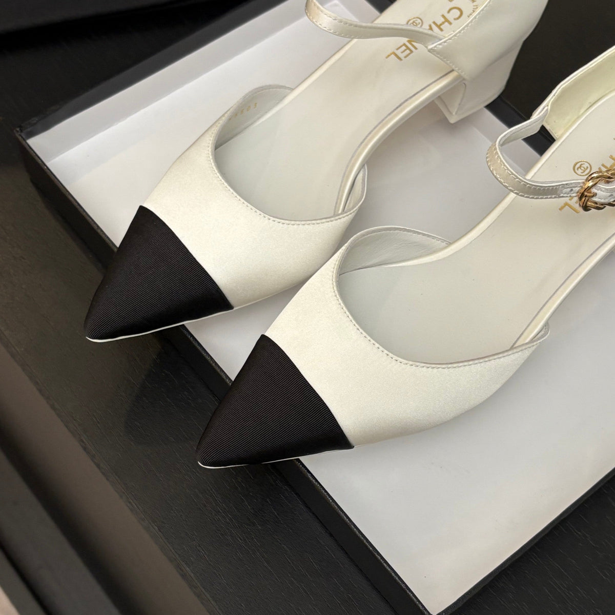 BLOCK HEEL SLINGBACKS IN WHITE MIX BLACK SILK FABRIC