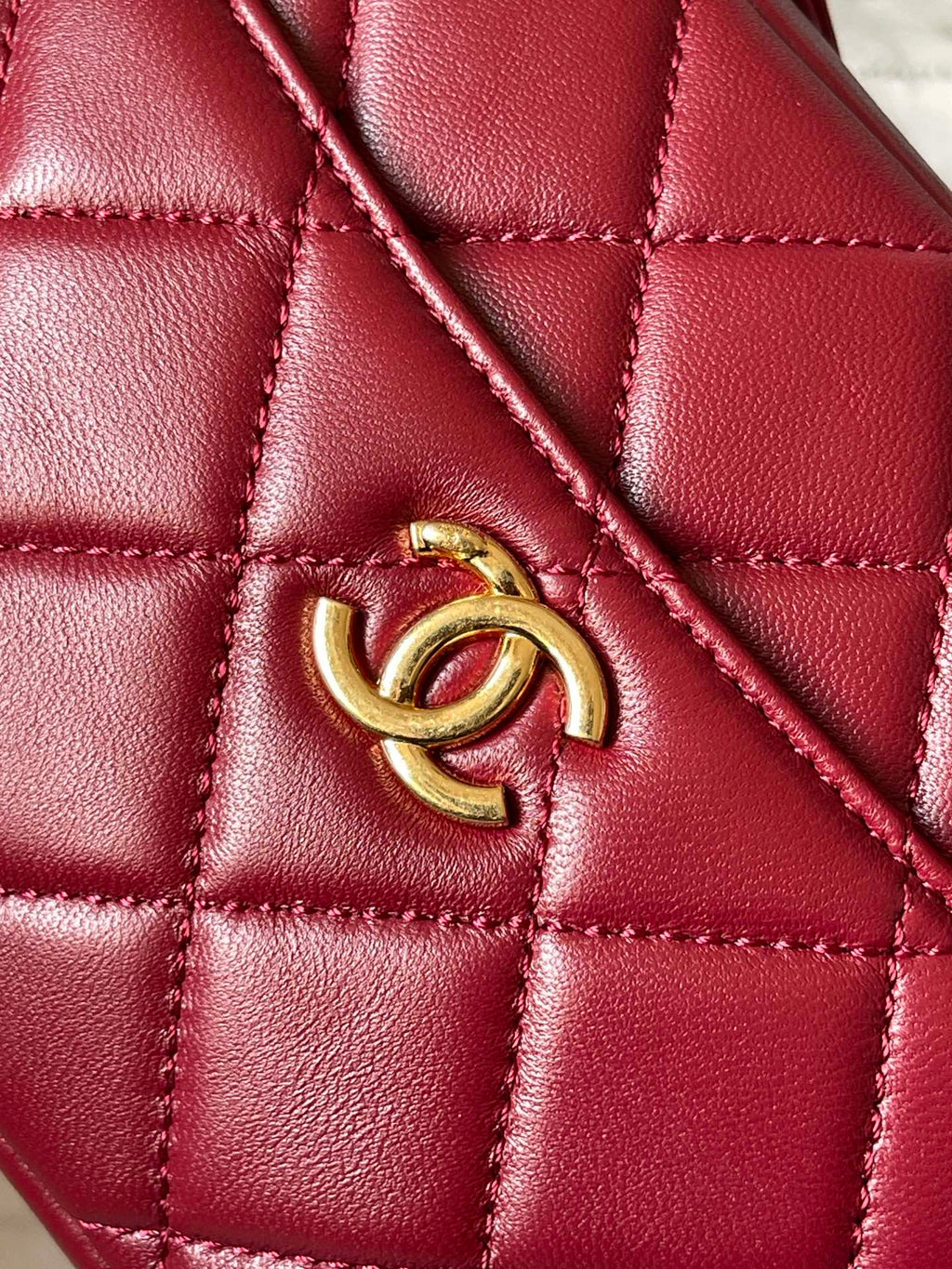 CAMERA BAG 18 IN RED QUILTED LAMBSKIN DOUBLE C GOLD COIN