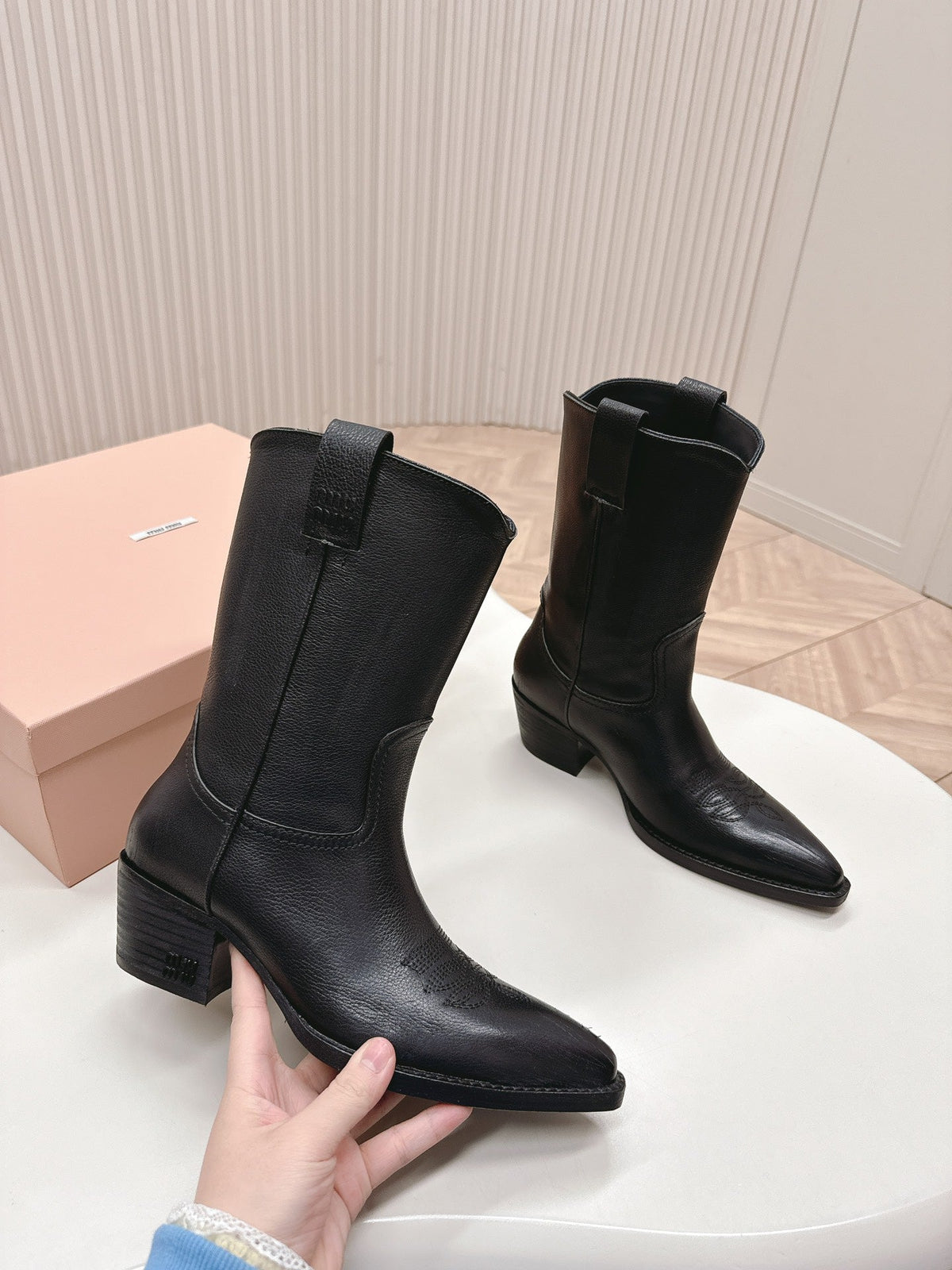 POINTED TOE BOOTS IN BLACK CALFSKIN