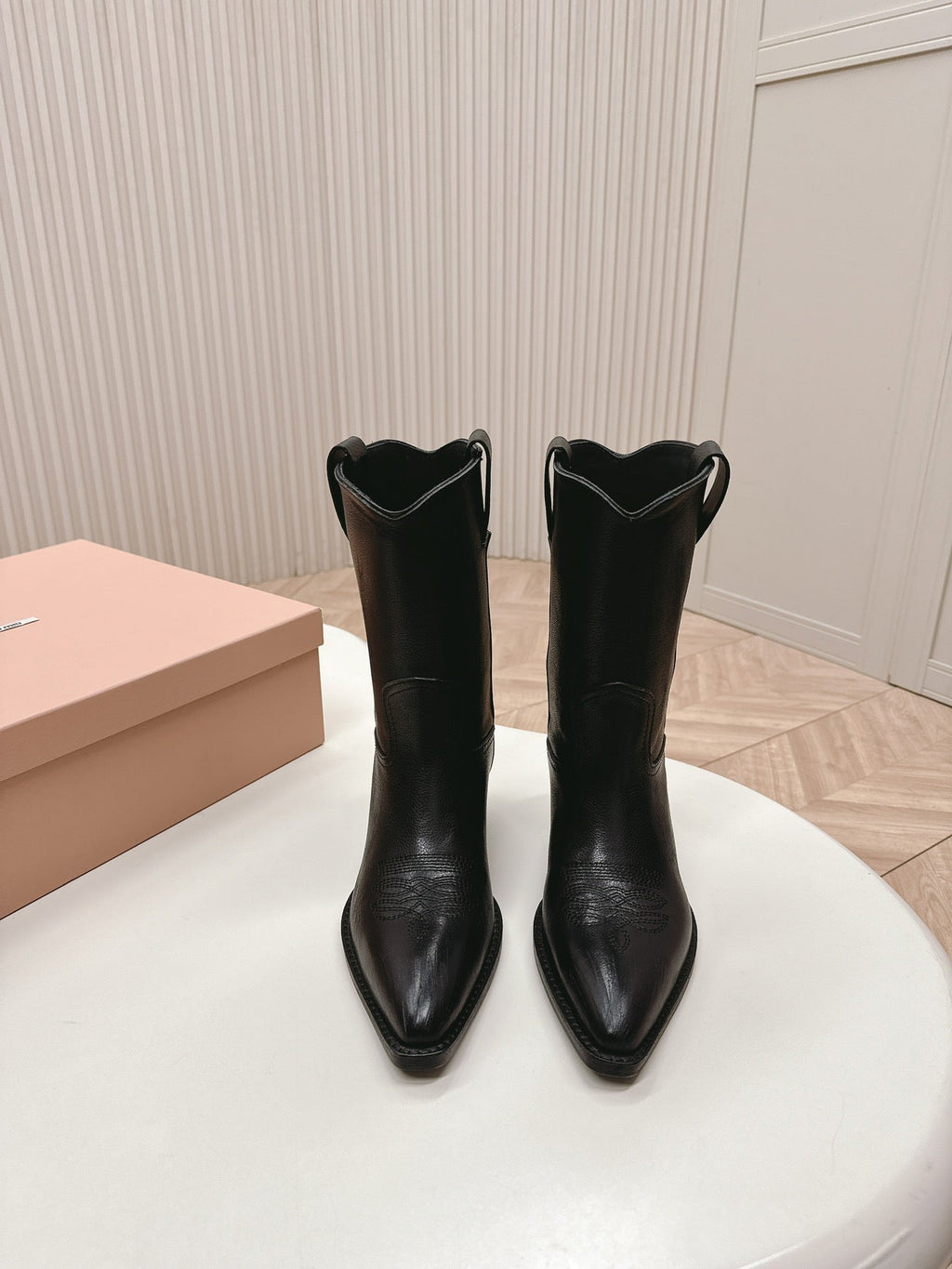 POINTED TOE BOOTS IN BLACK CALFSKIN
