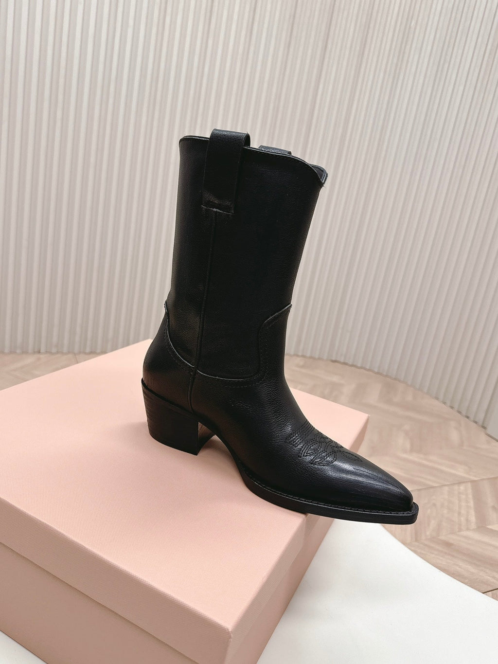 POINTED TOE BOOTS IN BLACK CALFSKIN