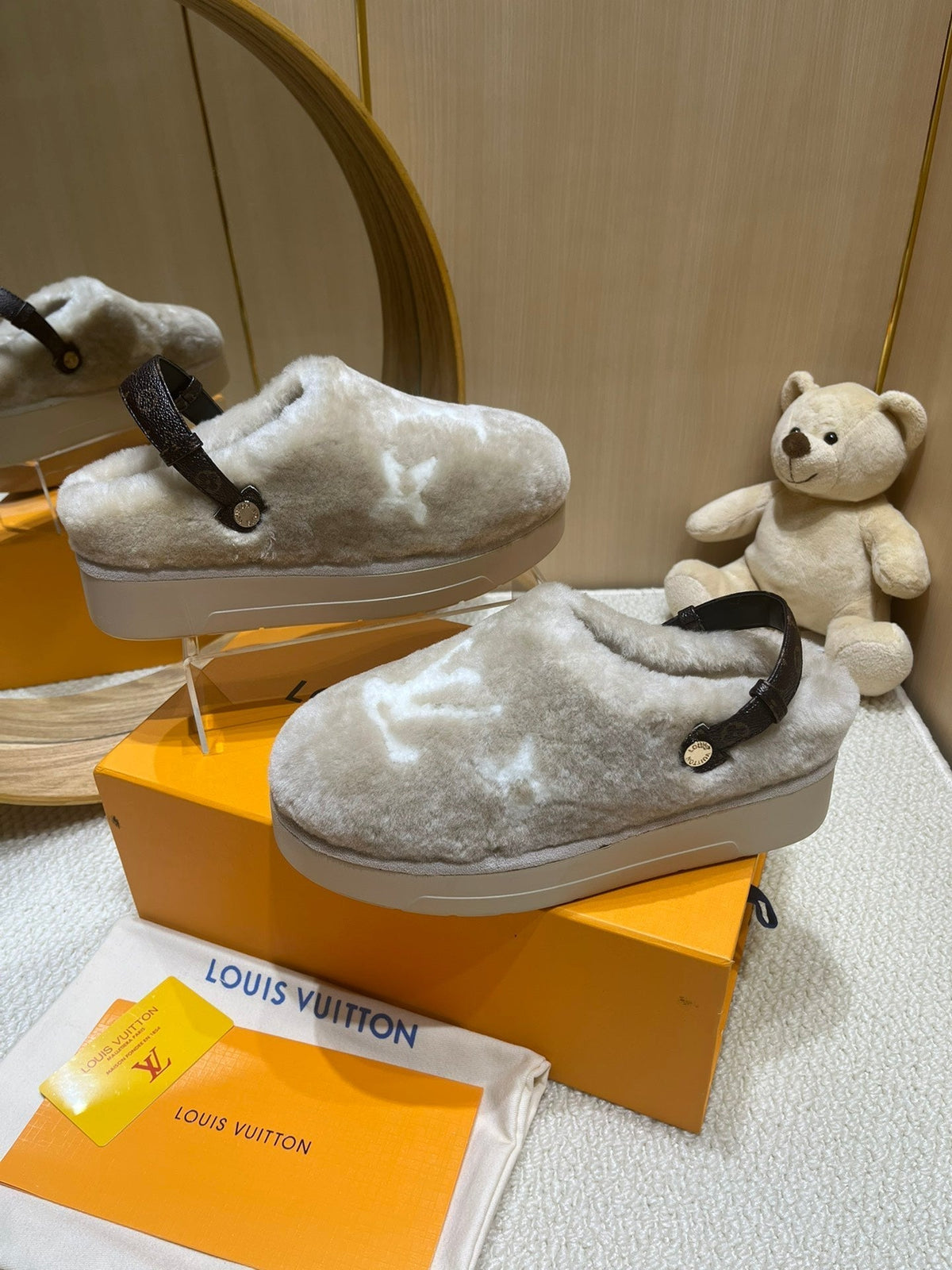 ASPEN COMFORT CLOG IN KHAKI BEIGE MIX WHITE FLEECE