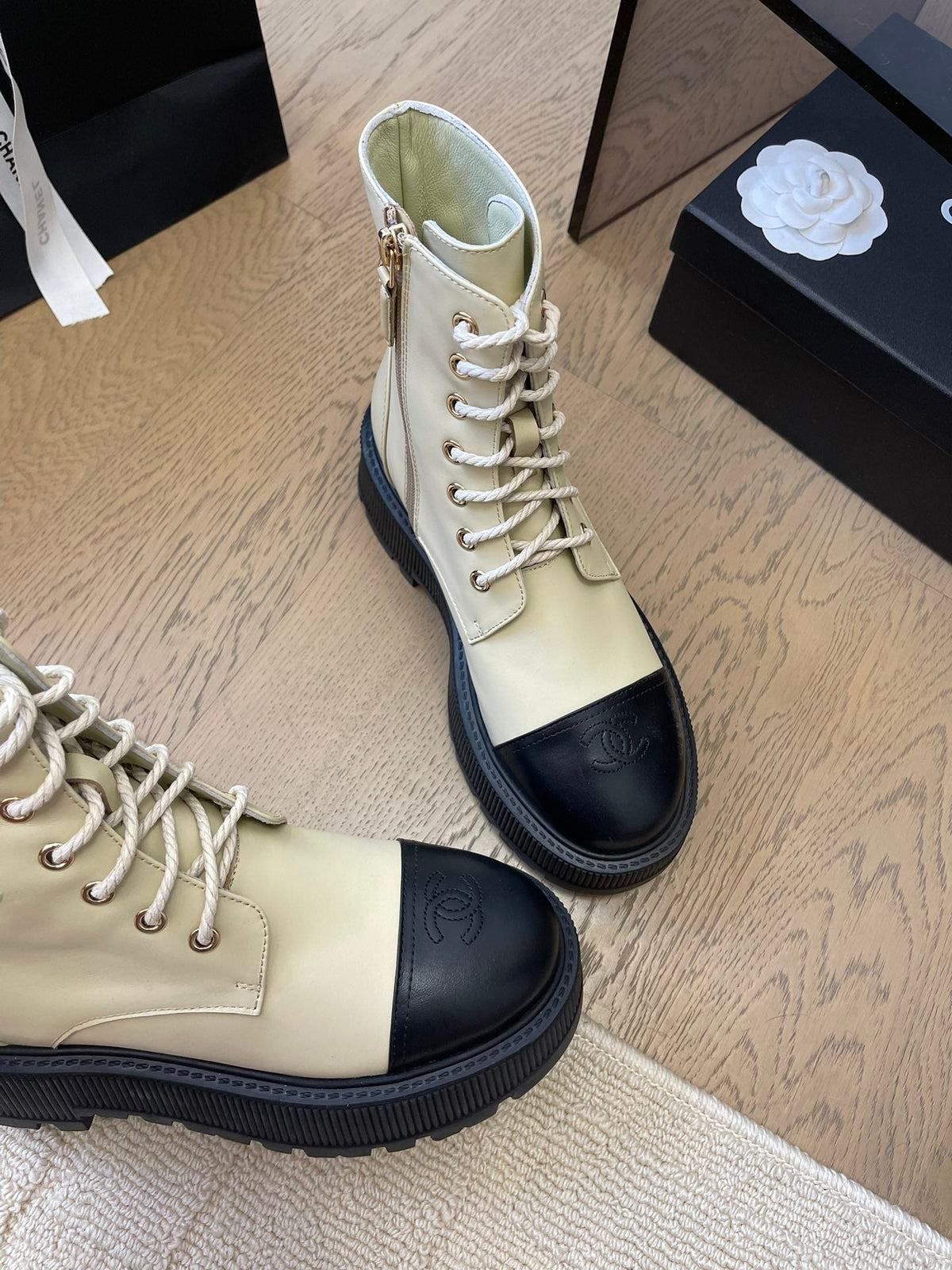 ANKLE BOOTS IN PEARL GRAY MIX BLACK CALFSKIN