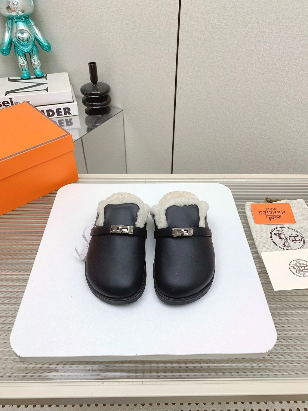 SLIP-ON MULE IN BLACK CALFSKIN AND SHEARLING LINING