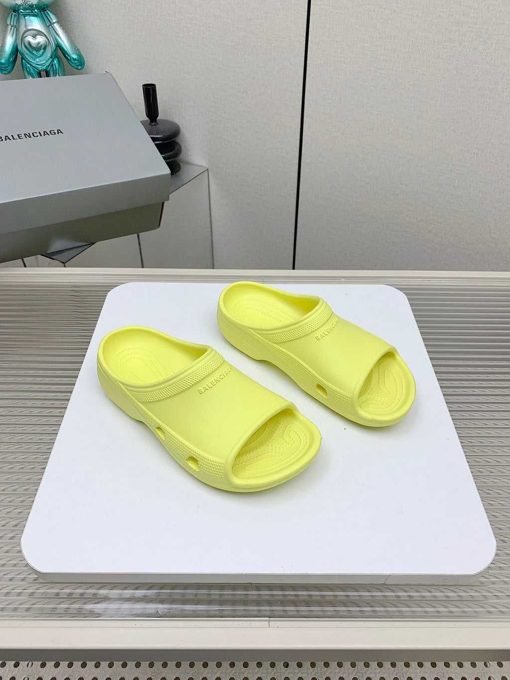 POOL CROCS IN MANZ YELLOW RUBBER