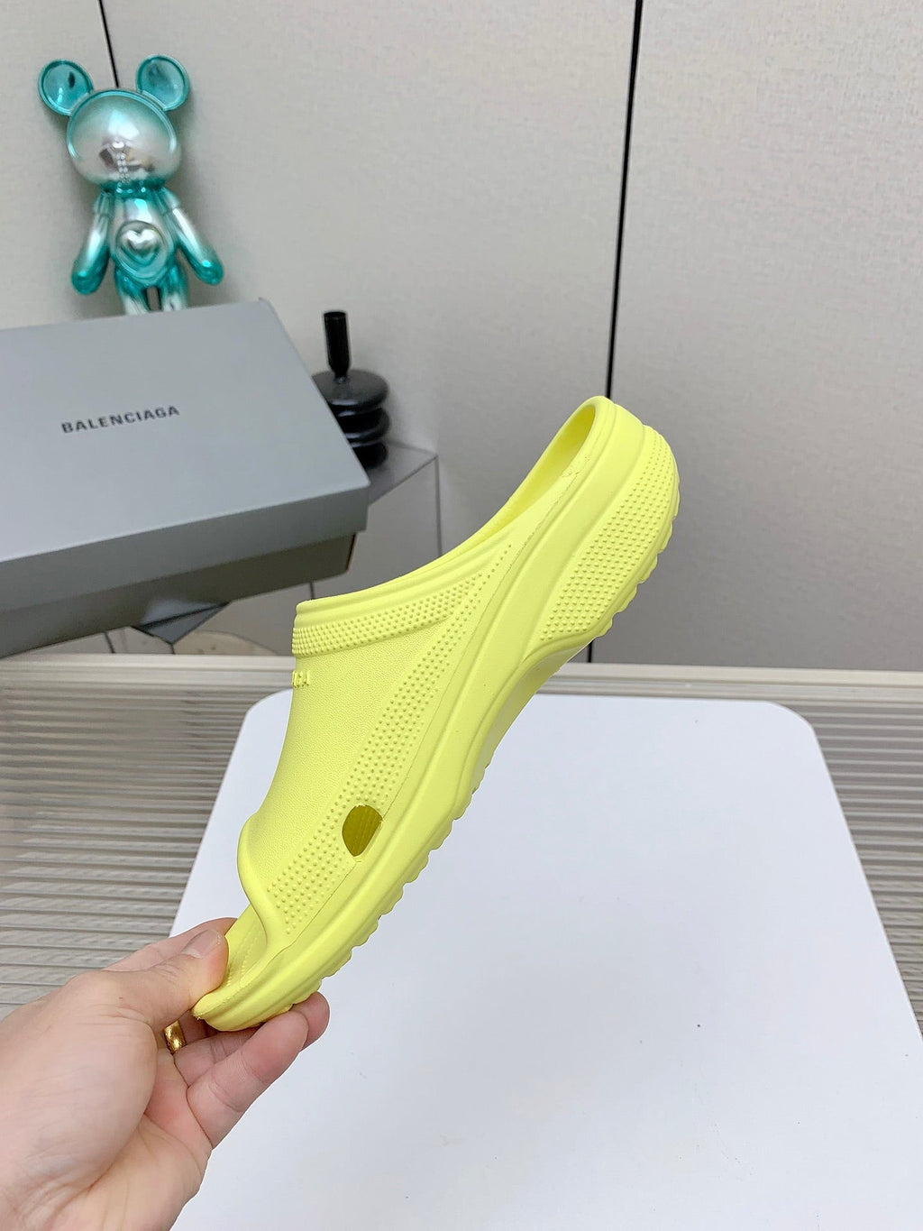 POOL CROCS IN MANZ YELLOW RUBBER