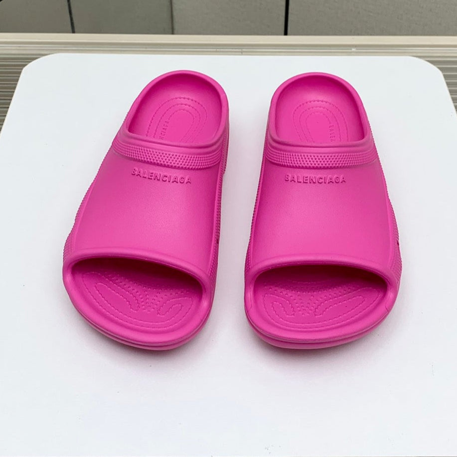 POOL CROCS IN HOT PINK RUBBER
