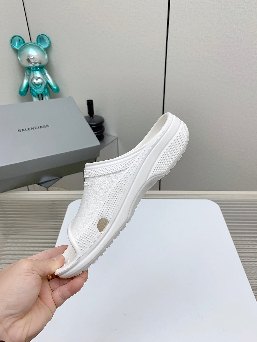 POOL CROCS IN WHITE RUBBER