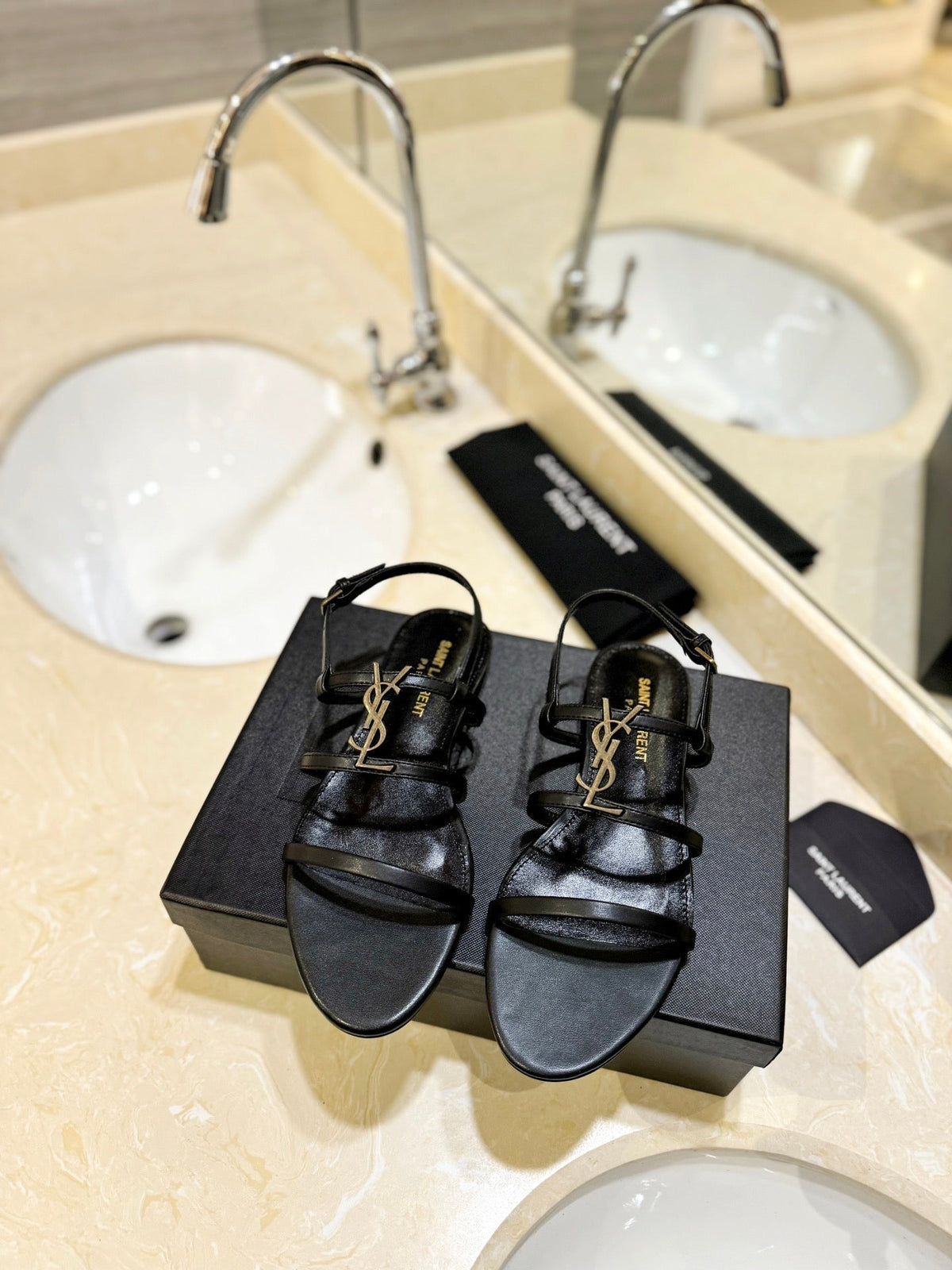SL LOGO FLAT SANDALS BLACK CALFSKIN