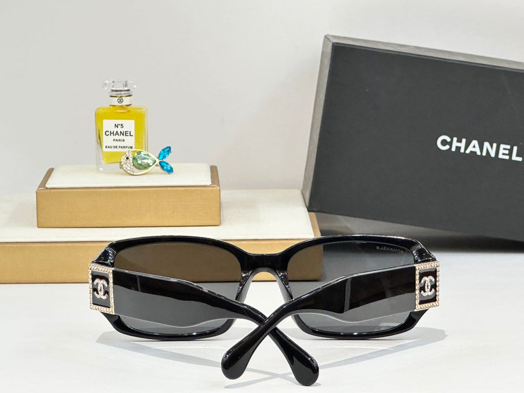 RECTANGULAR SUNGLASSES CH4366 IN ACETATE EMBOSSED CRYSTAL