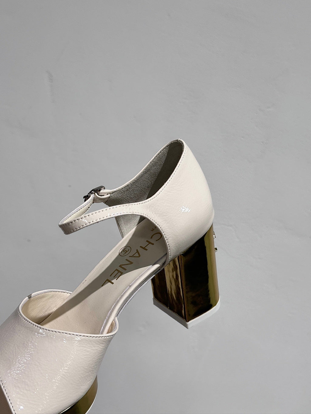 BLOCK HEEL SANDALS WHITE SHEEPSKIN
