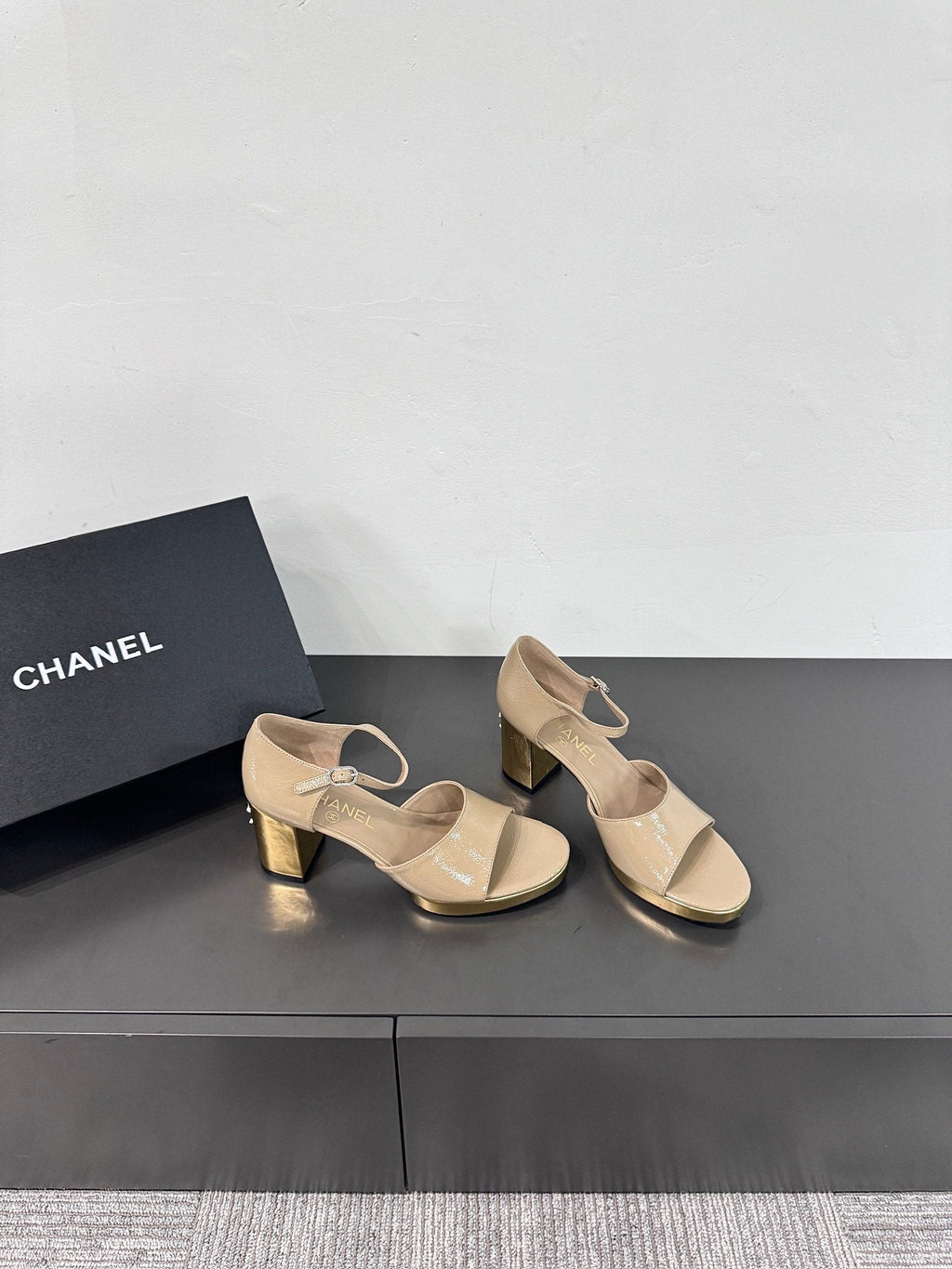 BLOCK HEEL SANDALS BEIGE SHEEPSKIN