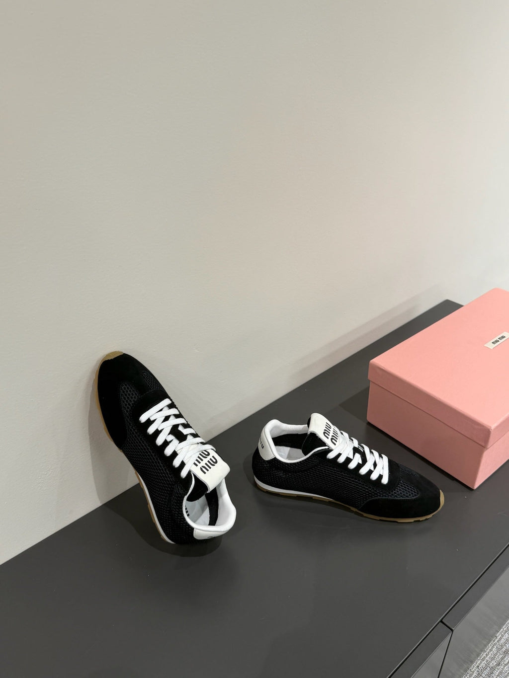 RETRO SNEAKERS IN BLACK MESH AND SUEDE