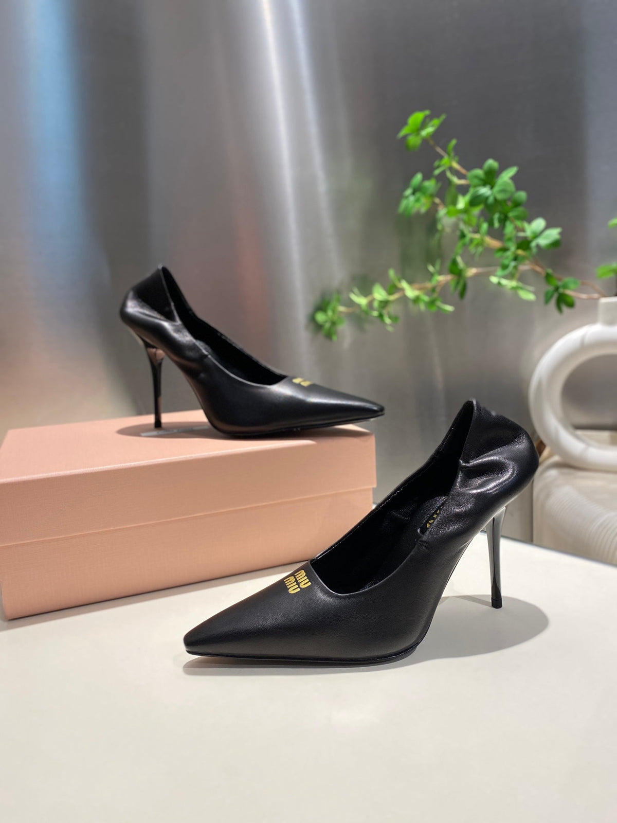 POINTED-TOE HIGH HEEL PUMPS IN BLACK SMOOTH LAMBSKIN