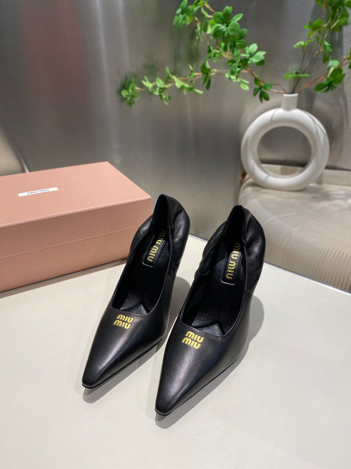 POINTED-TOE HIGH HEEL PUMPS IN BLACK SMOOTH LAMBSKIN