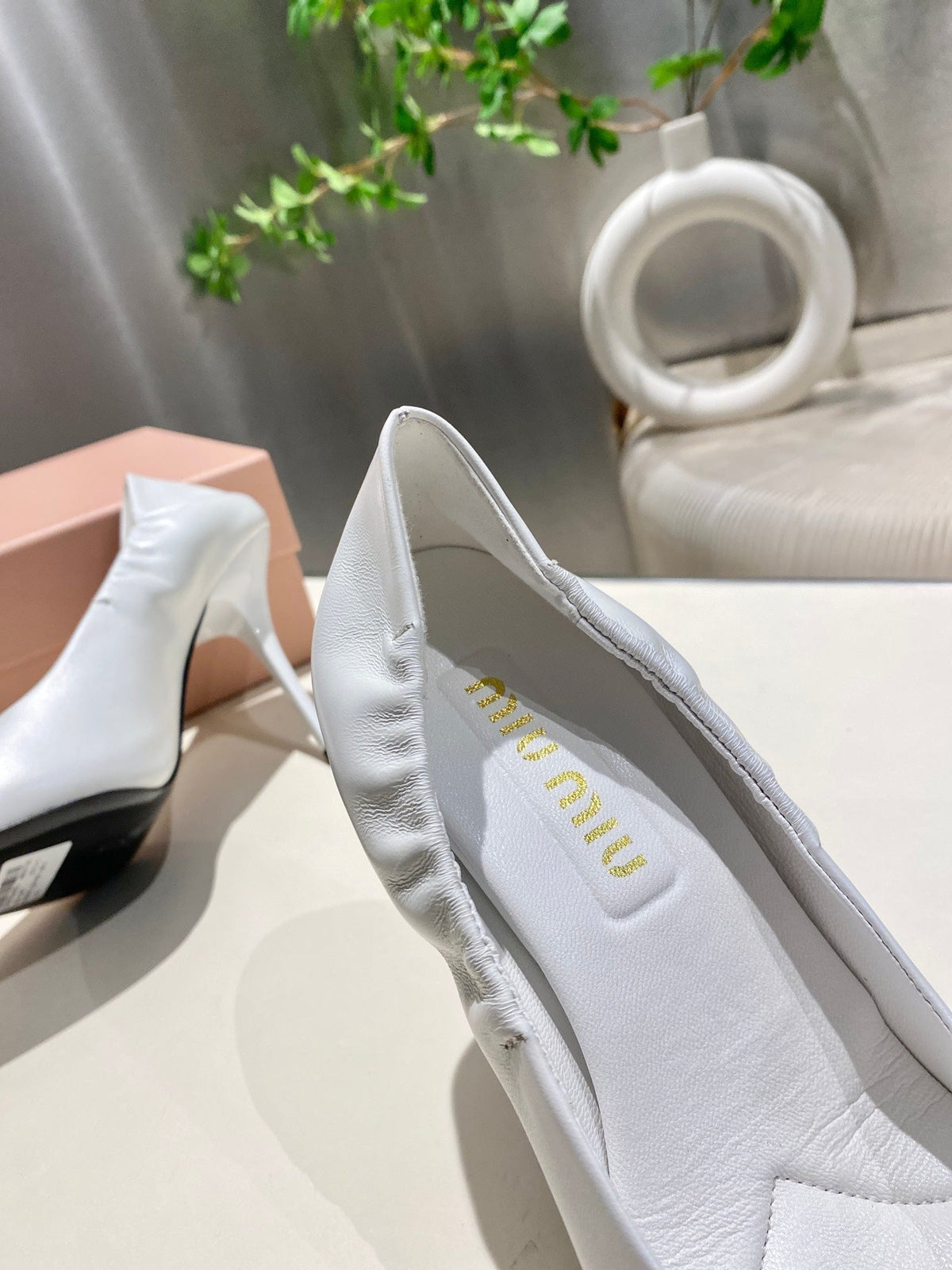 POINTED-TOE HIGH HEEL PUMPS IN WHITE SMOOTH LAMBSKIN