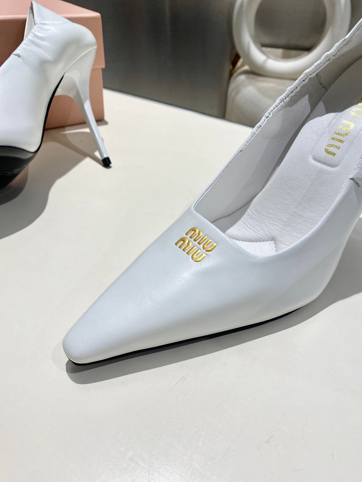 POINTED-TOE HIGH HEEL PUMPS IN WHITE SMOOTH LAMBSKIN